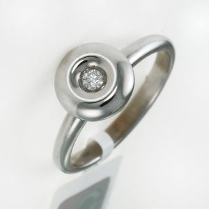 Gold ring with diamond