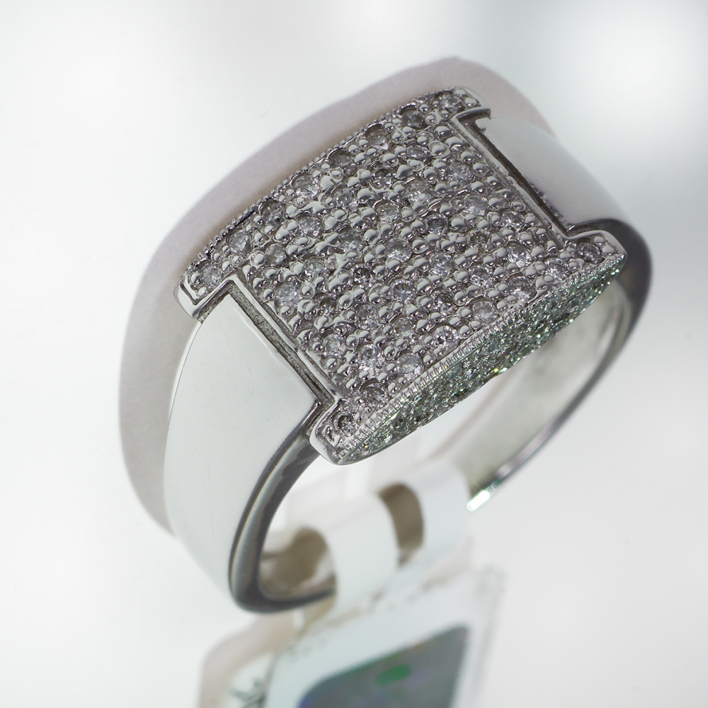 Gold ring with diamonds