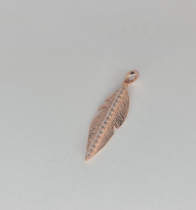 Gold pendant with phianite