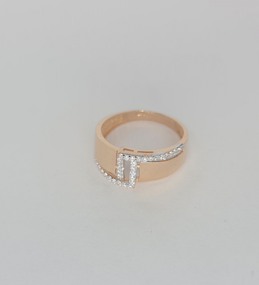 Gold ring with phianites