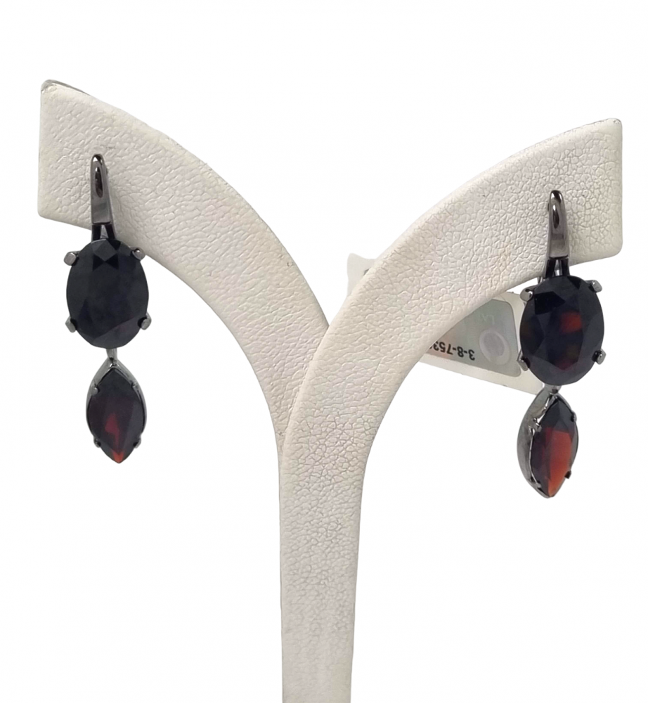 Gold earrings with garnet