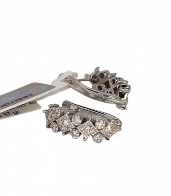 Gold earrings with diamonds